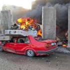 Un vehículo arde tras la explosión que destrozó los alrededores de una comisaría iraquí en Mosul