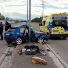 Agentes municipales junto al Saxo accidentado el sábado, que dejó dos heridos. BOMBEROS