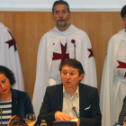 Samuel Folgueral junto a la concejala Montserrat Santá­n y los representantes de la Asociación de Amigos de la Noche Templaria de Ponferrada, durante la presentación del segundo número de la revista Pons Templi