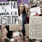 Cientos de personas concentradas ante el Palacio de Justicia de Navarra en protesta por la sentencia de la Audiencia Provincial que condenó a los cinco acusados de la Manada por abusos sexuales.