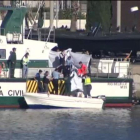La Guardia Civil y la Policía han detenido a los dos ocupantes de la embarcación, que se habían dado a la fuga.