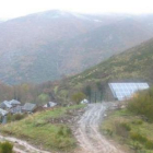 Los paneles se sitúan en un otero sobre el caserío.