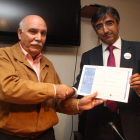 José Fra de la Puente y Ángel Suárez, ayer durante la entrega del diploma.