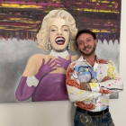 El artista Marco Lux ante un retrato de Marilyn Monroe.