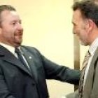 El delegado del Gobierno, Miguel Alejo, saluda al sindicalista castellano Donaciano Dujo