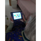 Una de las residentes que ya está utilizando las tablets de Ineco. DL