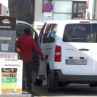 Un vehículo en la línea de respostaje de una gasolinera del entorno de la capital leonesa, ayer. RAMIRO