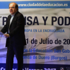 Juan Vicente Herrera durante su conferencia en el curso, ayer en Aranda de Duero. PACO SANTAMARÍA