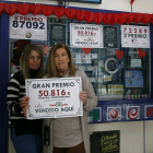 Las responsables de la administraciíon de Loteriía de la calle Santa Clara. FERNANDO OTERO