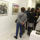Un momento de la inauguración de ayer, en la galería leonesa. FERNANDO OTERO