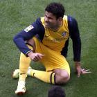 Jugadores y cuerpo técnico rojiblanco celebran en el césped del Camp Nou su  título de Liga tras un encuentro en el que se lesionó Costa y el Barça ofreció poco peligro.