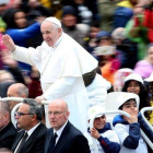 Los niños acompañan al Papa mientras saluda a los fieles a su llegada a a la plaza de San Pedro.