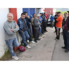 Un grupo de trabajadores, ayer frente a la entrada de la nave que Emersa tiene en Ponferrada.
