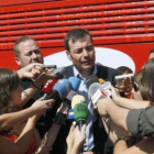 Tomás Gómez, habla con los medios de comunicación ayer en Manzanares el Real.