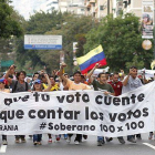 Simpatizantes de Capriles se manifiestan para pedir el recuento de votos, el lunes en Caracas.