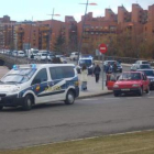 Dos dotaciones de la Policía, durante el control de ayer.