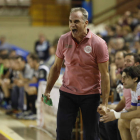 El entrenador del Abanca Ademar, Rafa Guijosa, durante un partido de la temporada pasada en el Palacio. JESÚS F. SALVADORES