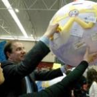 Herrera coloca un mensaje de paz en una bola del mundo en Labora