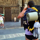 Dos turistas se fotografían en la puerta de la Catedral de León en una foto de archivo.