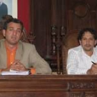 Nicanor Sen, alcalde de Cistierna junto al Javier Arias, teniente de alcalde en el pleno ordinario