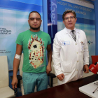 El gerente del Complejo Asistencial de Salamanca, Rafael López Iglesias, junto con el paciente intervenido, ayer.