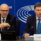El comisario europeo de Asuntos Económicos, Pierre Moscovici (izquierda), y el vicepresidente del Ejecutivo comunitario para el euro, Valdis Dombrovskis, durante una rueda de prensa en el Parlamento de Estrasburgo.