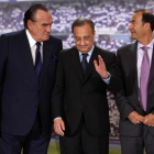 Fernández de Blas, a la derecha, junto al presidente del Madrid, Florentino Pérez, y Fernando Fernández Tapia, en una imagen de archivo.