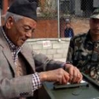 Un nepalí acude a votar entre fuertes medidas de seguridad
