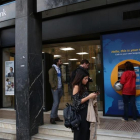 Colas a primera hora ante las oficinas bancarias.