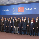 Los jefes de Estado y de Gobierno de la UE y el primer ministro turco, asistentes a la cumbre.
