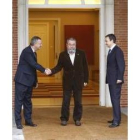 Caldera saluda a Cándido Méndez en presencia de Zapatero