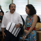Daniel Ortega y su esposa y jefa de campaña del FSLN, Rosario Murillo, acuden a votar, el domingo, en Managua.