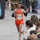 Álex Martínez levanta su mano izquierda en el momento de cruzar la meta como vencedor.