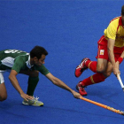 El pakistaní Rehan Butt y el español Pablo Amat luchan por la bola en la primera jornada del torneo.