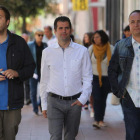 Luis Tudanca junto a Gerardo Courel en las calles de Ponferrada.