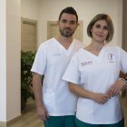 Jon Abian y Paloma Álvarez ponen en marcha un proyecto de fisioterapia en León. FERNANDO OTERO