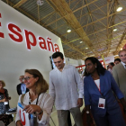 El consejero delegado del ICEX, Francisco Garzón (segundo por la izquierda); la viceministra cubana de Comercio Exterior, Ileana Núñez, y el embajador de España, Juan Francisco Montalbán recorren el pabellón de España, en la FIHAV 2016.