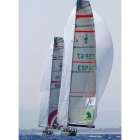 El Alinghi, a la izquierda, junto al Desafío Español en la regata de ayer