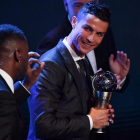 Cristiano Ronaldo, con el trofeo The Best que otorga la FIFA al mejor del 2017, el pasado 23 de octubre.