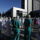 Imagen de archivo de una de las movilizaciones de los sanitarios frente al Hospital de León. RAMIRO