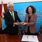 Acto protocolario de entrega de llaves de las instalaciones deportivas entre Hermida y Merayo. DE LA MATA