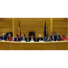 El presidente de la gestiora del PSOE, Javier Fernández, presidió la reunión de los diputados y senadores socialistas que tuvo lugar ayer en el Senado. MARISCAL