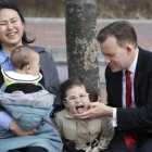 La familia Kelly se divierte en un parque de la Universidad de Pusan, días después de la famosa entrevista con la BBC.