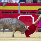 José Tomás, entrando a matar al jabonero que abrió su lote ayer en Granada.