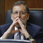 Mariano Rajoy, pensativo, en la bancada de los populares en el Congreso de los Diputados. JUAN CARLOS HIDALGO
