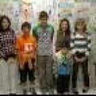 Los ganadores del concurso de marcapáginas posaron junto a algunos de los trabajos