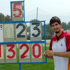 Dani Pérez posa con el cartel que acredita su récord mundial júnior logrado en mayo en Alfaz del Pí.
