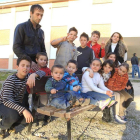 La familia Gomes Roelgo, en San Pedro con los niños del colegio