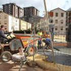 Los obreros daban ayer los últimos retoques a la plaza Linares-Ordás de Ponferrada.