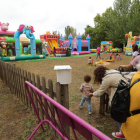 El patio del colegio Luis del Olmo de Ponferrada se ha convertido en un macroparque infantil. l. de la mata